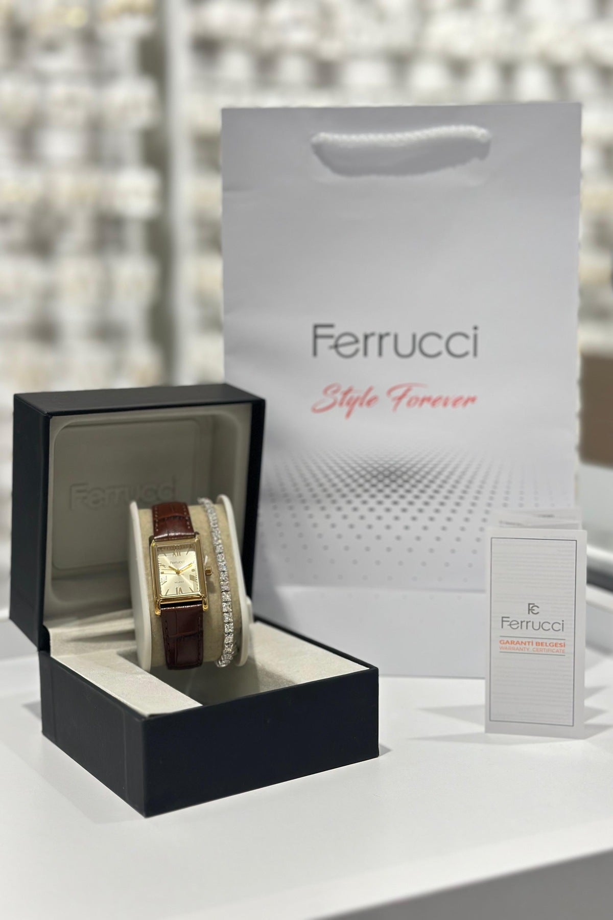 Ferrucci Deri Kordon Su Geçirmez Garantili Kadın Kol Saati (FC03788K)